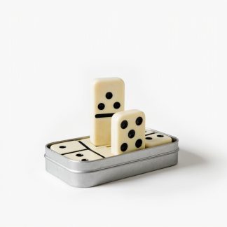 Dominospel in een blikken doos